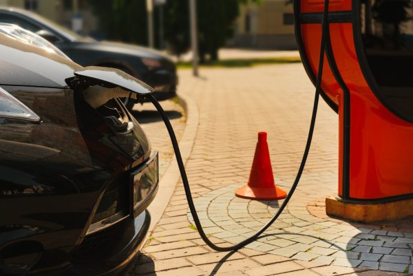 Installation de borne de recharge IRVE à Solesmes